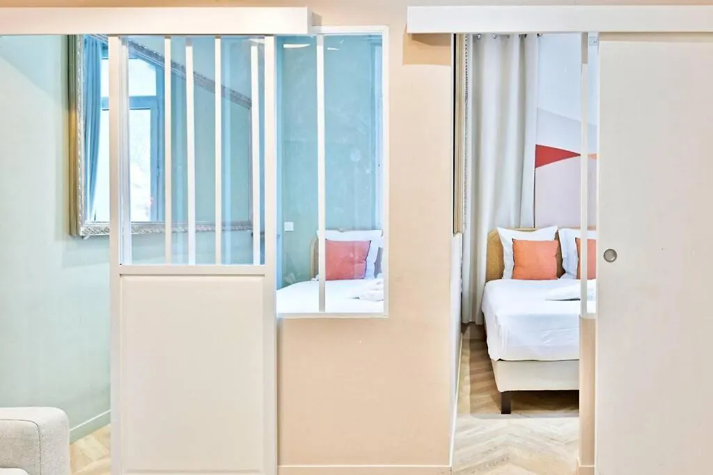 Appartement Avenue De Villiers - IV Paris 0*,  France