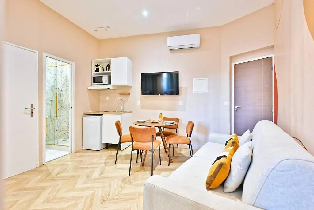 Appartement Avenue De Villiers - IV Paris 0*,  France